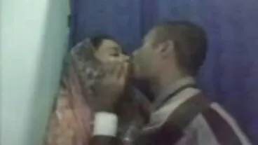 ביץ' ביוטי רוכב מצלמות חיות סקס על בוב גדול