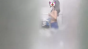 לטינה מצלמות חיות סקס מכניסה את פניה לספוג ג'יז