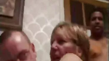 לאיגי אמור יש ציצים קטנים וצריך להעניש אותו סקס בשידור חי חינם
