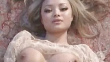 MILF ערמומי מזיין בחור צעיר מצלמותמין בג'קוזי