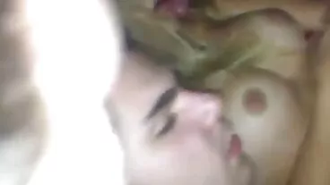 בובה מצלמות צאט חי יפה דיאנה משחקת עם הספה שלה