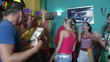 Brazzers: האחות הסקסית אנג'ל מצלמות xxx וויקי מקבל זיון חור בתפארת בפורנו HD