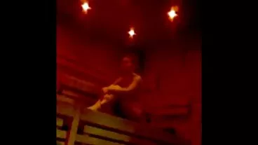 ליסה אן, מצלמות סקס חיות ניקול אני וג'סיקה ג'יימס מתנשקות וחולקות זין.