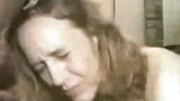 MILF בלונדינית מצאה לעצמה צעצוע של ילד לשחק סקס חיות חינם איתו