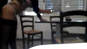 הבן צאט פורנו חינם החורג הקשיש של טארה מסדר אותה במדרגות
