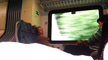 בובה החמודה ריילי מזיין את הכוס שלה בצדק מצלמות סקס לייב בסוף