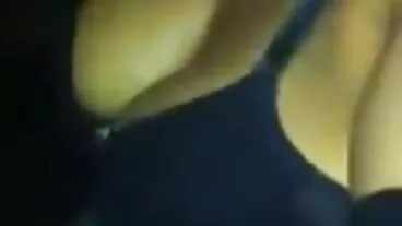 אווה נוטי השובבה חוגגת מצלמותמין בבובי שחור גדול